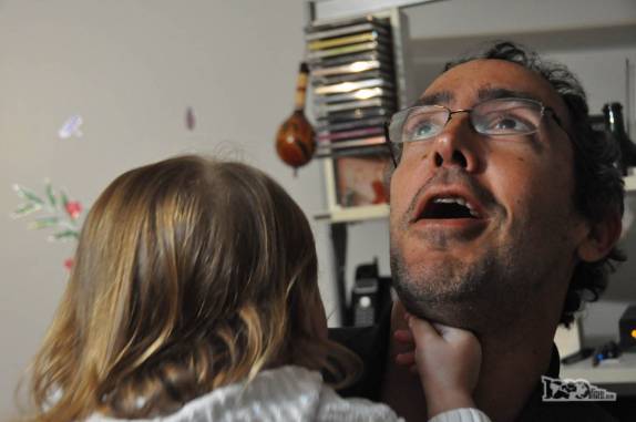 Brincando com a sobrinha Luiza na casa da Tia Dri, em Curitiba, no Paraná